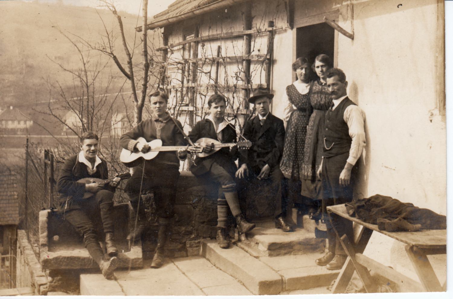 Postkarte Familie vor dem Haus mit Instrumenten Mandoline Gitarre