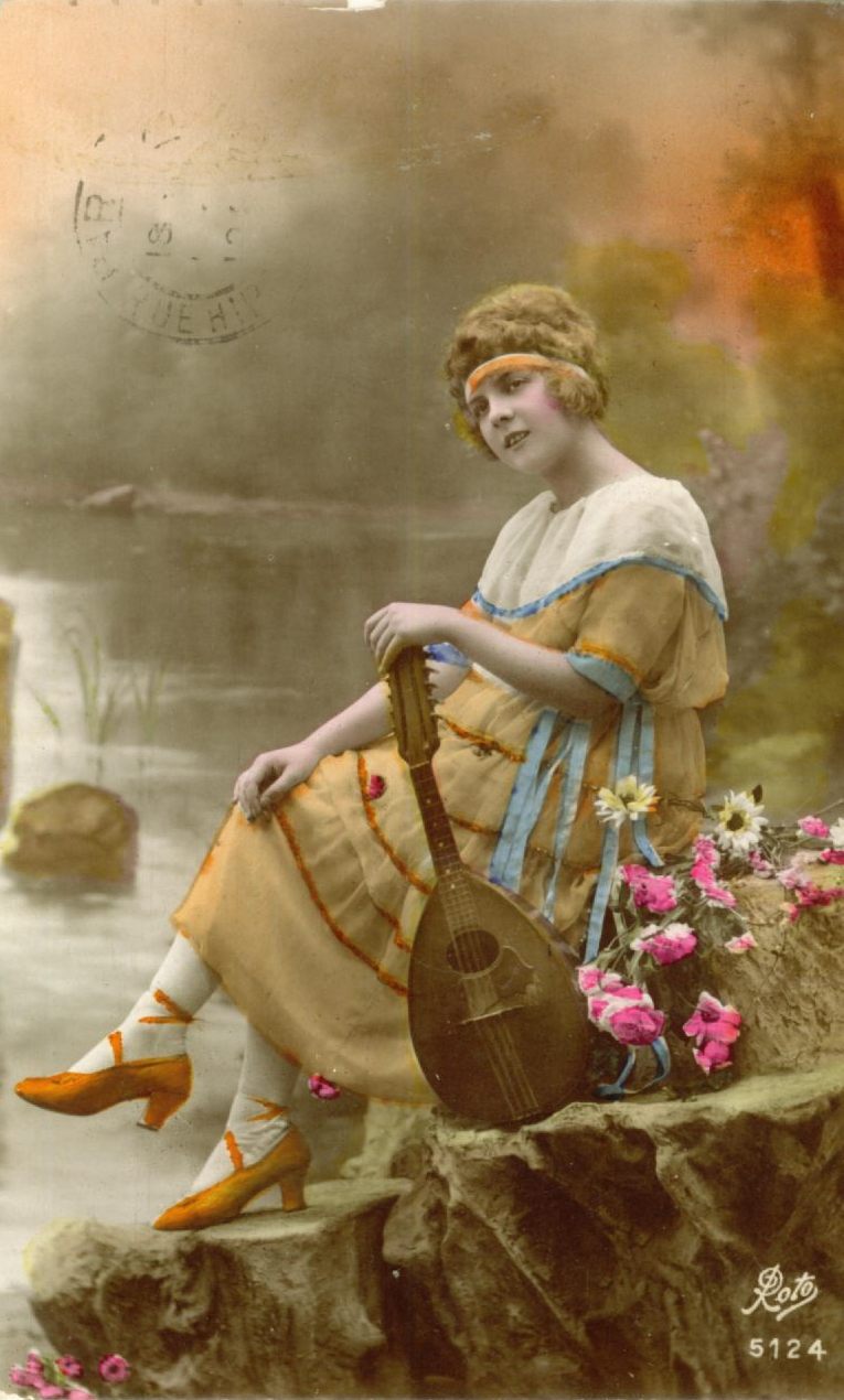Postkarte Frau Mandoline Bänder Blumen