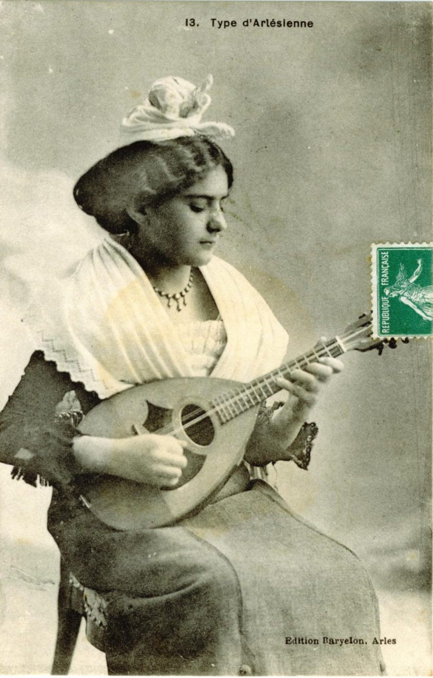 Alte Postkarte Frau mit Mandoline Arlesienne