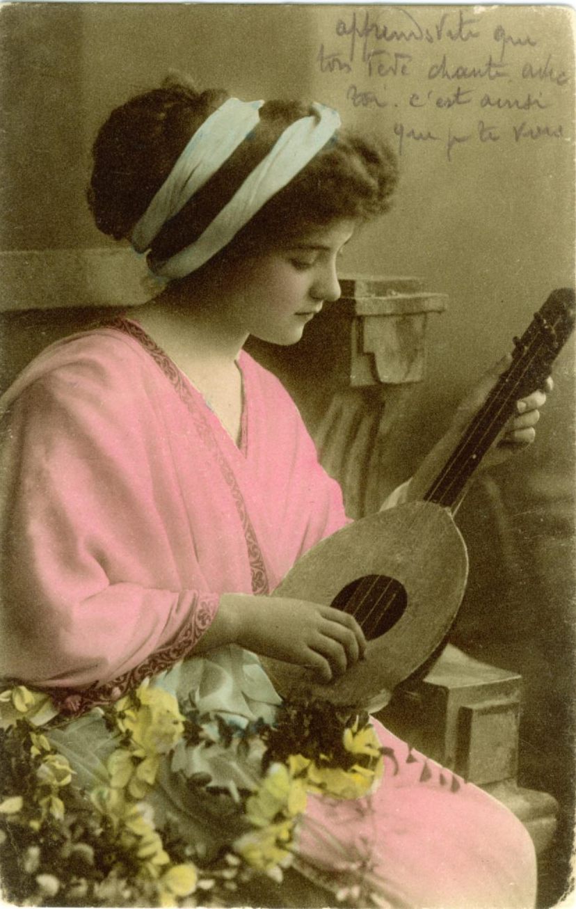 Alte Postkarte Frau mit Zupfinstrument
