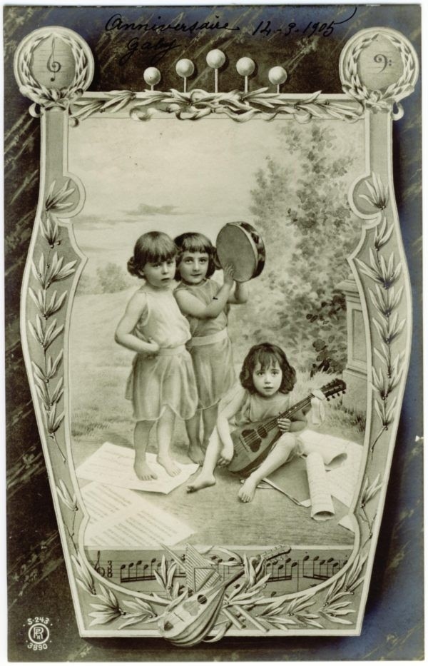 Alte Postkarte mit Kindern und Mandoline und Tamburin