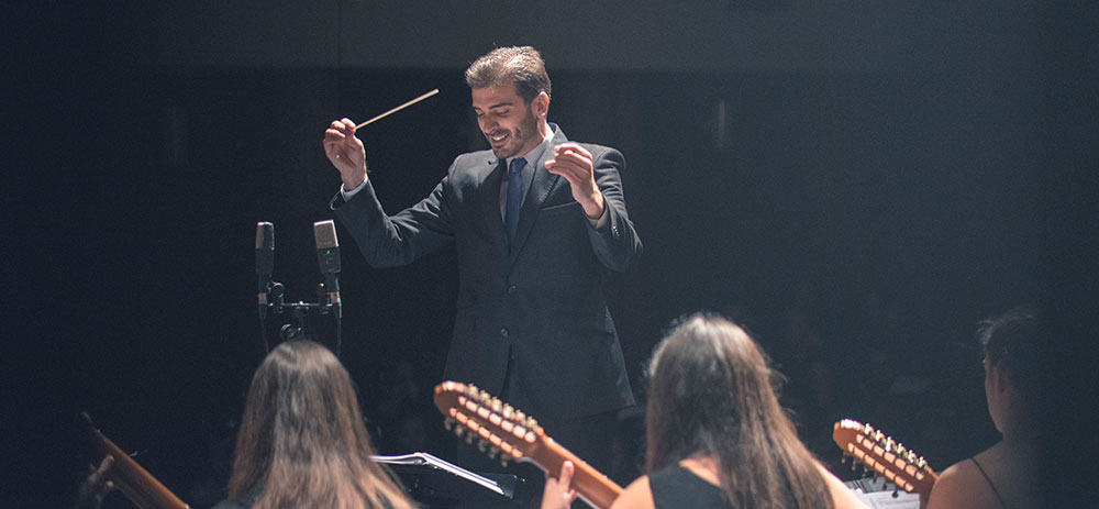 Fernando Bustamante als Dirigent (Bild von der Website) Fernando Bustamante Vivaldi Mandoline Konzert Dirigent