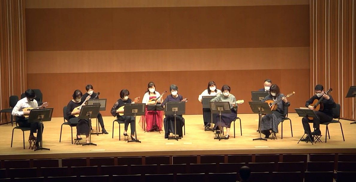 Mari Mori und ihre Mandolineklasse Mari Mori Mandoline