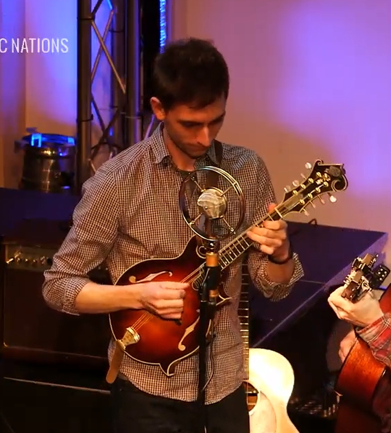 Nic Zuppardi mit Mandoline Instrument des Jahres Mandolinenspieler des Tages