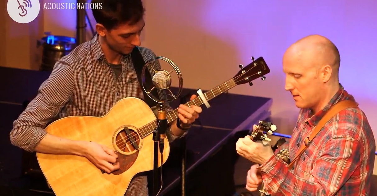 Nic Zuppardi mit Tenorgitarre Mandoline Instrument des Jahres Mandolinenspieler des Tages