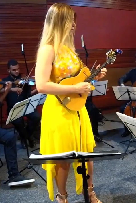 Bia Villa-Chan mit Mandoline Instrument des Jahres Mandolinenspieler des Tages