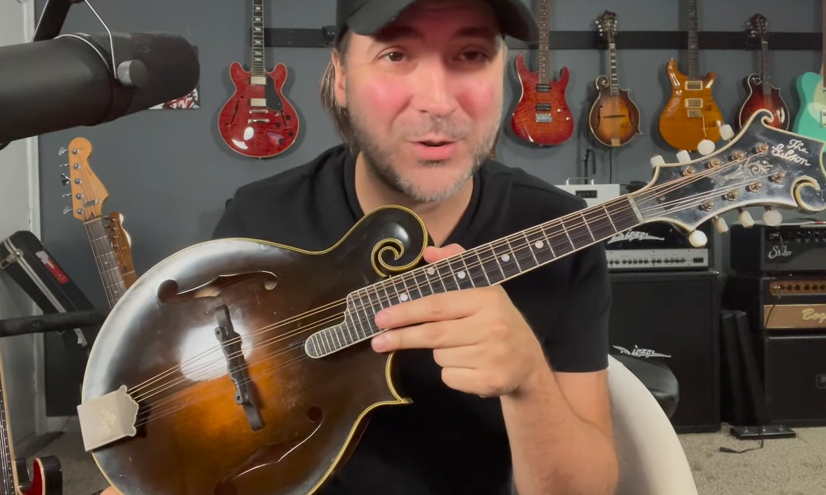 Nic Zuppardi mit Mandoline Instrument des Jahres Mandolinenspieler des Tages