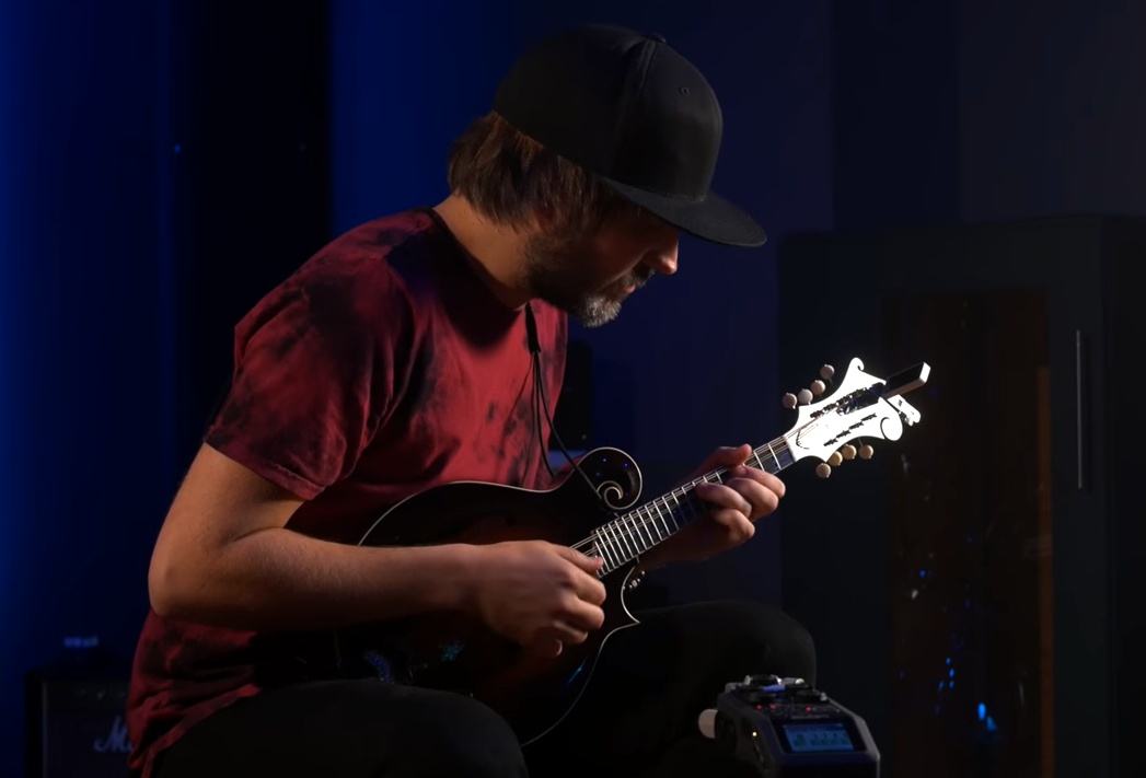 Nic Zuppardi mit Tenorgitarre Mandoline Instrument des Jahres Mandolinenspieler des Tages