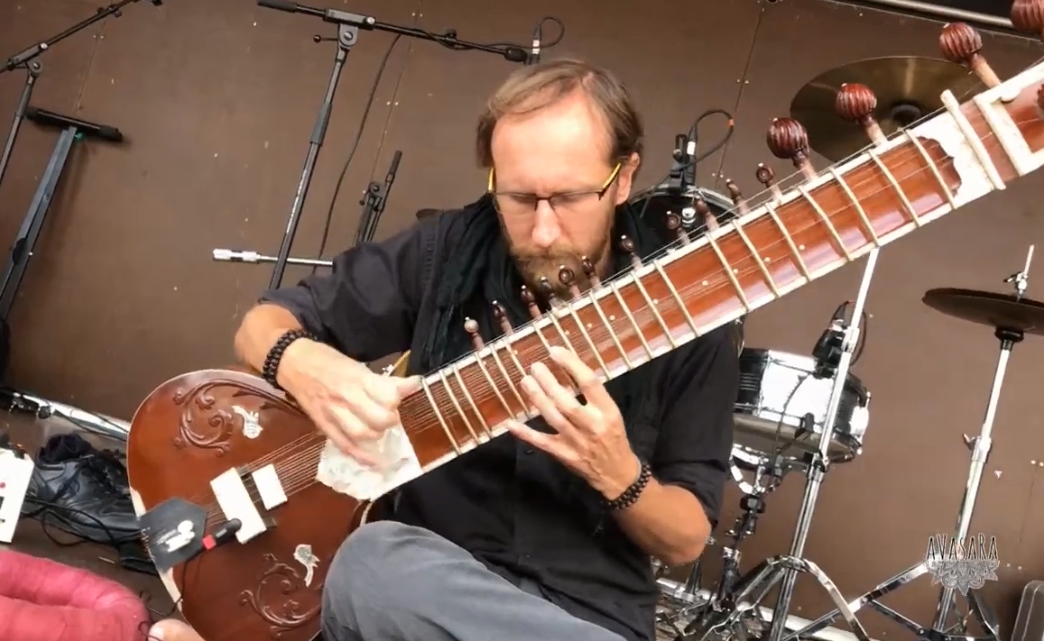 Peter Pussarnig mit Sitar Mandoline Instrument des Jahres Mandolinenspieler des Tages