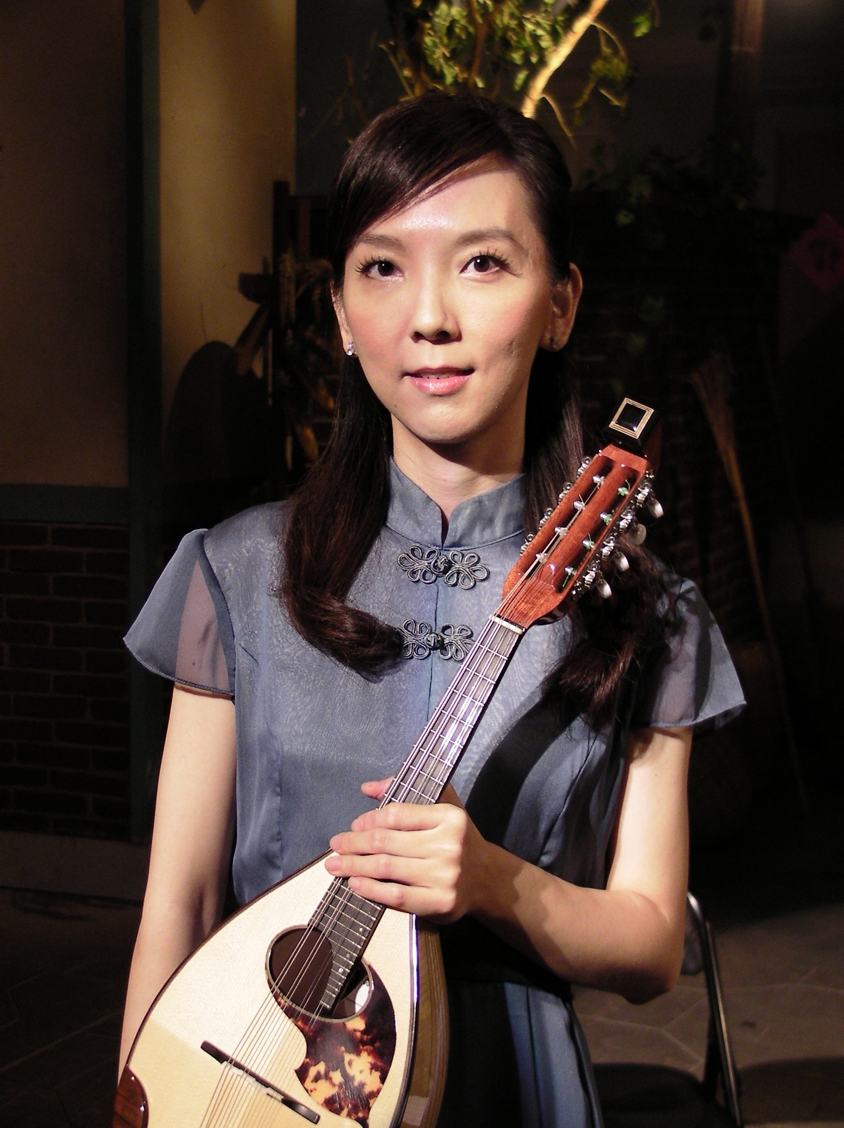 Zihan Chen mit Mandoline Rich del Grosso Blues Mandoline Instrument des Jahres Mandolinenspieler des Tages
