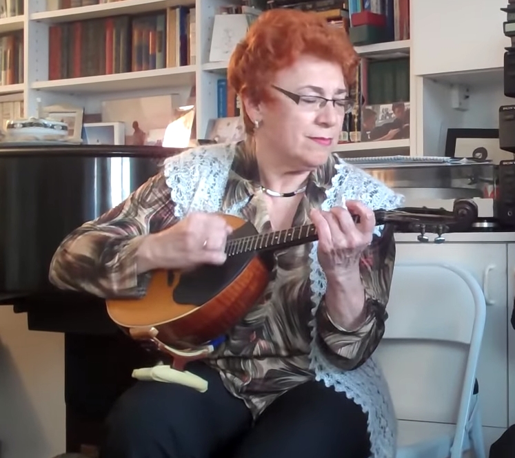 Aus einem Video - ca. 2010 Tamara Volskaya Domra Mandoline Instrument des Jahres Mandolinenspieler des Tages