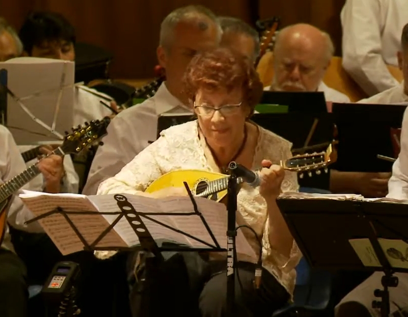 Mit Mandoline - Aus einem Video von 2014 Tamara Volskaya Domra Mandoline Instrument des Jahres Mandolinenspieler des Tages
