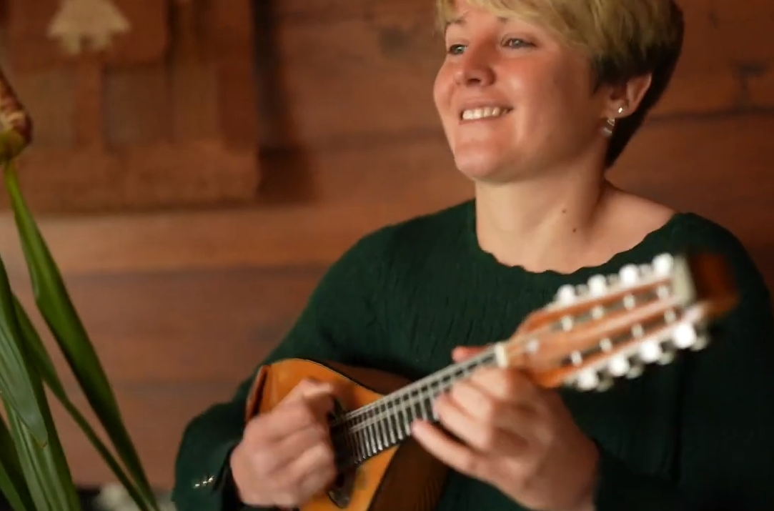 Marie Burou  Mandoline Instrument des Jahres Mandolinenspieler des Tages