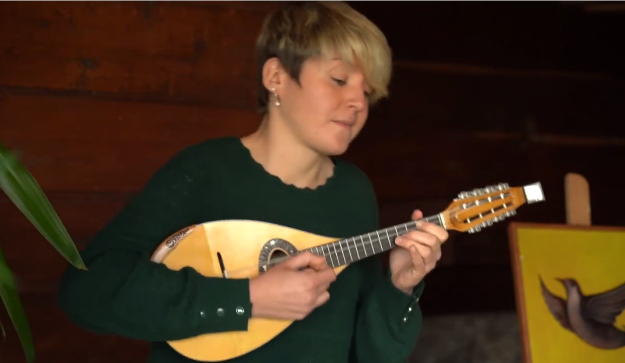 Marie Burou  Mandoline Instrument des Jahres Mandolinenspieler des Tages